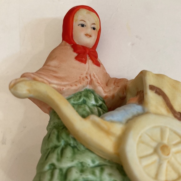 Vintage 1986 Lefton Colonial village ceramic figure Mrs Eberhard and baby - Picture 7 of 10